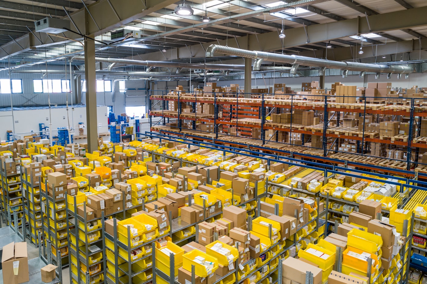 Équipe logistique multiculturelle dans un entrepôt